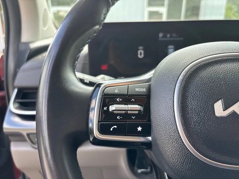 Used 2025 Kia Carnival FWD image 18