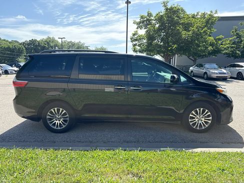 Used 2020 Toyota Sienna XLE Premium FWD image 4