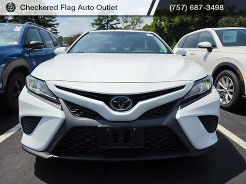 Used 2018 Toyota Camry SE w/ Moonroof Package FWD image 2
