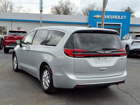 Used 2023 Chrysler Pacifica Touring-L image 2