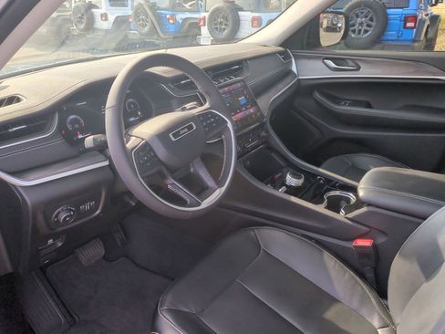Used 2023 Jeep Grand Cherokee L Limited w/ Black Appearance Package image 9