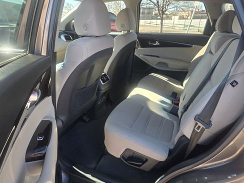 Used 2019 Kia Sorento AWD image 9