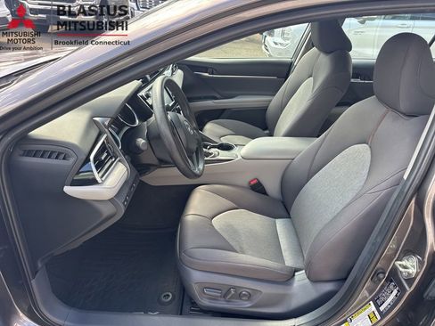 Used 2018 Toyota Camry LE FWD image 18