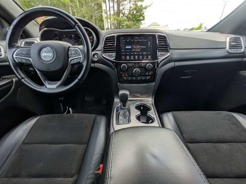 Used 2020 Jeep Grand Cherokee Altitude RWD image 12