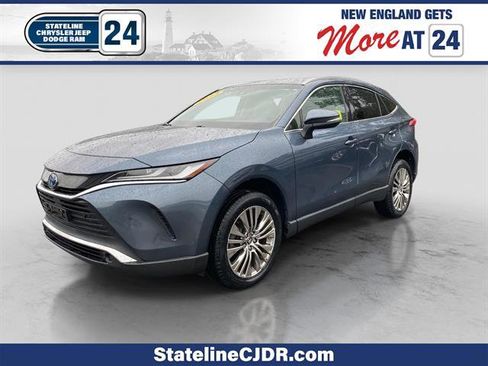 Used 2022 Toyota Venza LE image 1