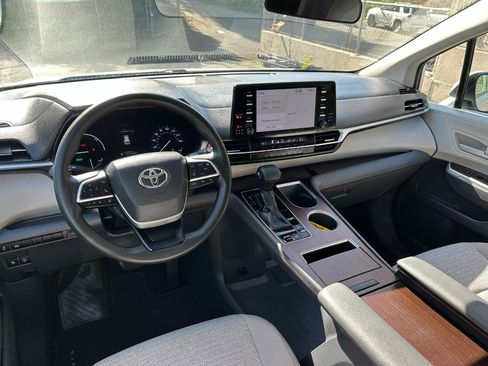 Used 2021 Toyota Sienna LE AWD/4WD image 13