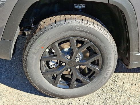 New 2025 Jeep Grand Cherokee Altitude image 5