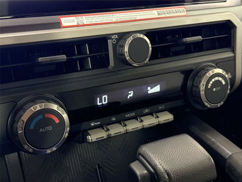 Certified 2025 Toyota Tacoma TRD Off-Road AWD/4WD image 22