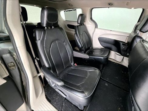 Used 2018 Chrysler Pacifica Limited image 31