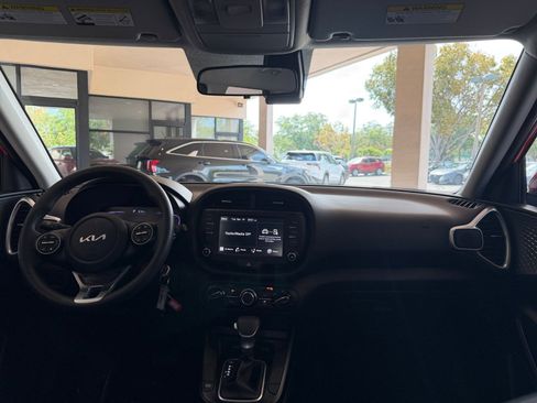 Used 2025 Kia Soul LX w/ LX Technology Package FWD image 28