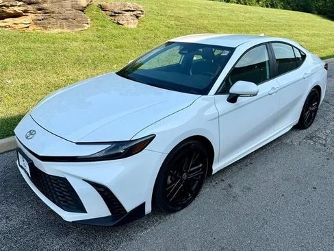 Used 2025 Toyota Camry SE FWD image 2