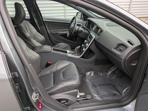 Used 2017 Volvo V60 T6 R-Design Platinum image 32