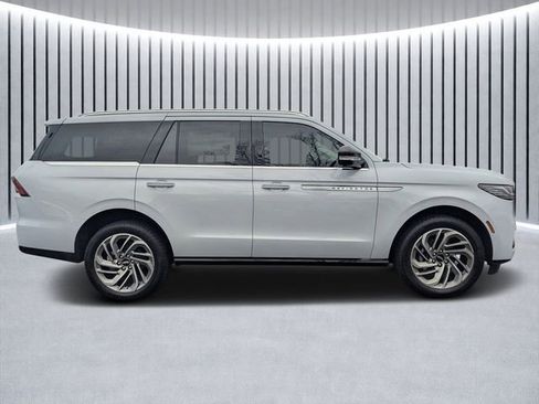 New 2026 Lincoln Navigator Reserve image 2