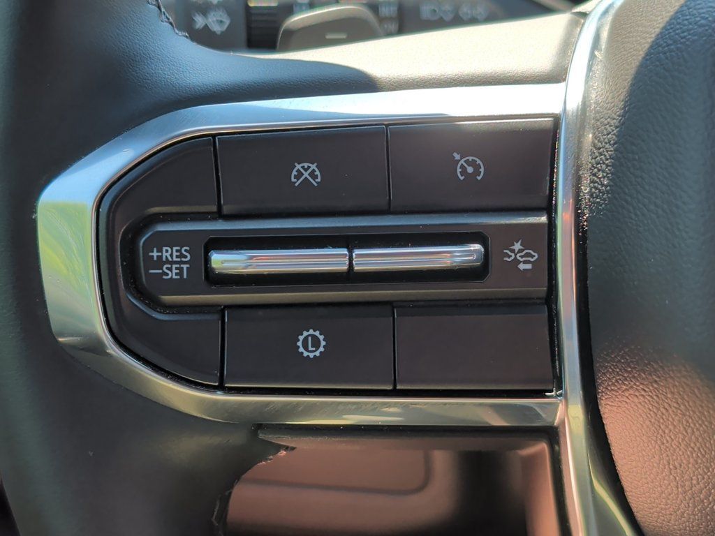 Used 2025 GMC Yukon Denali AWD/4WD image 12