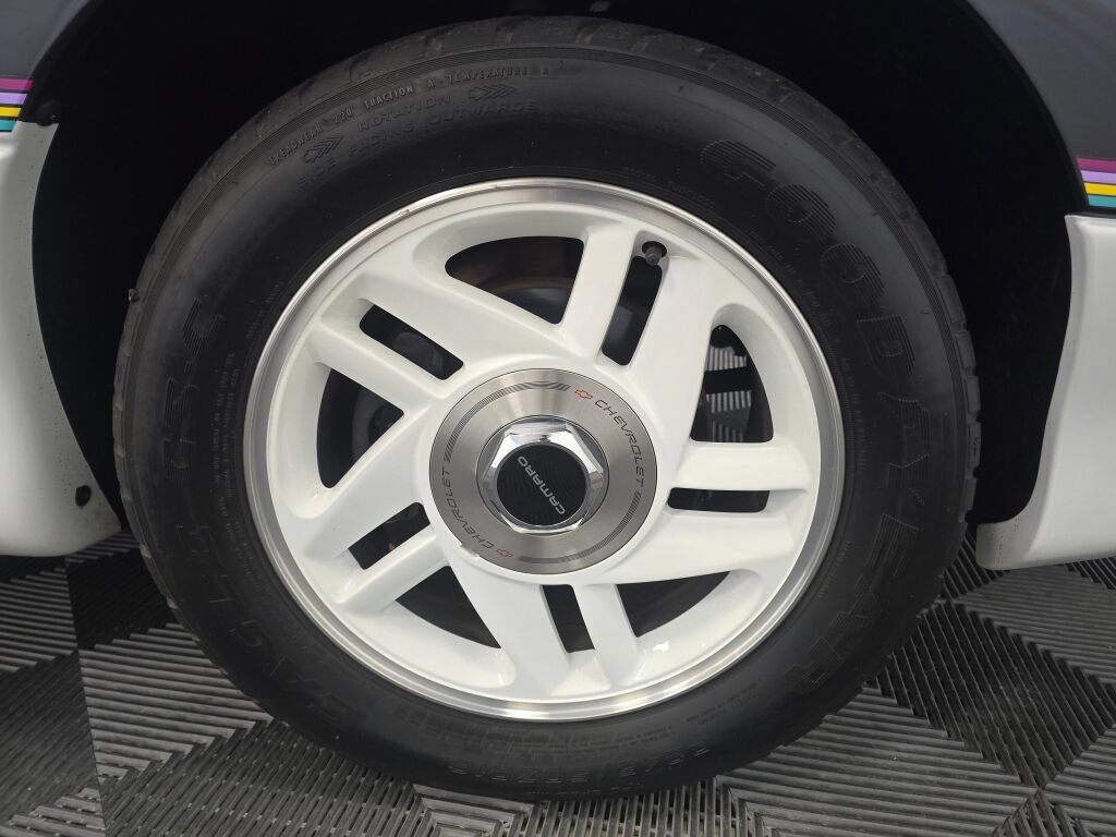 Used 1993 Chevrolet Camaro Z28 RWD image 12