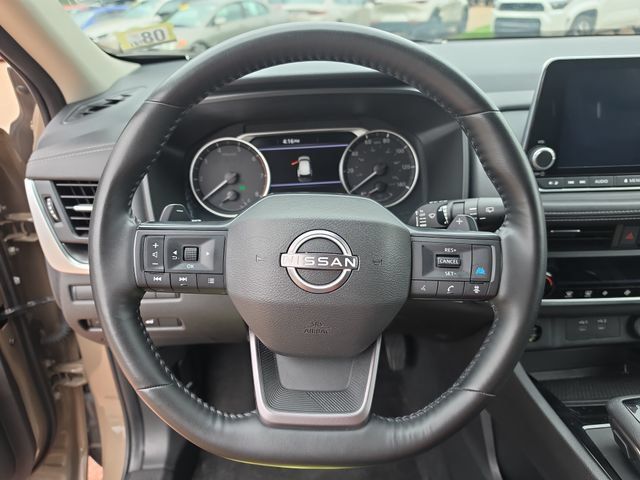 Used 2025 Nissan Rogue SV AWD/4WD image 14