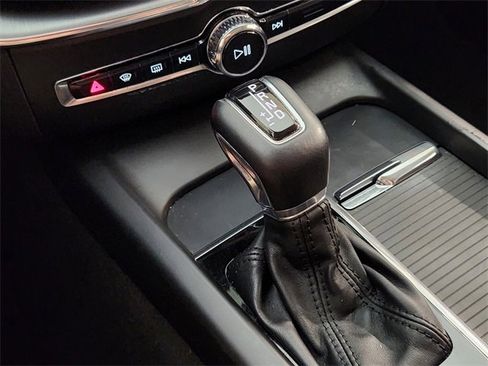 Used 2020 Volvo XC60 T5 Momentum w/ Protection Package Premier image 20