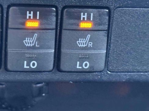 Used 2018 Toyota RAV4 SE w/ All Weather Liner Package FWD image 28