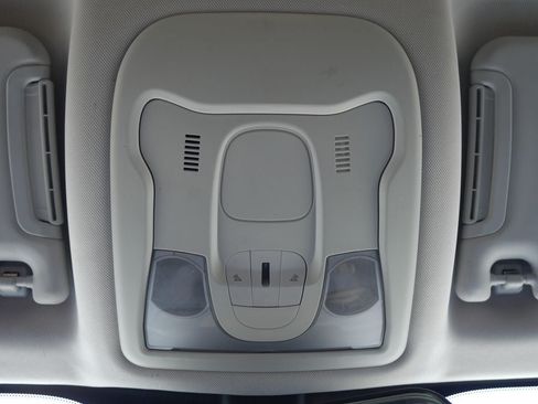 Used 2015 Jeep Renegade Latitude FWD image 39