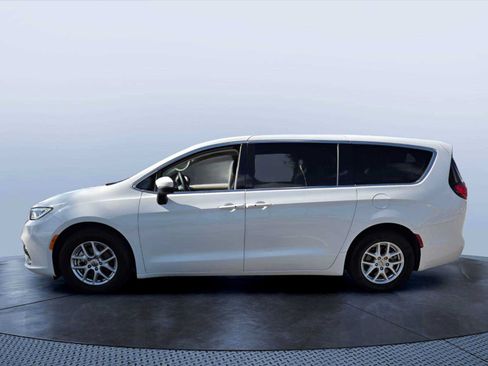 Used 2023 Chrysler Pacifica Touring-L FWD image 11