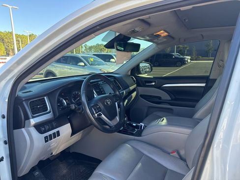 Used 2018 Toyota Highlander XLE image 6