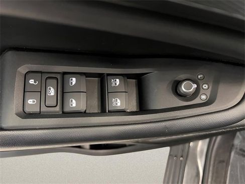 Used 2023 Jeep Grand Cherokee L Laredo image 17