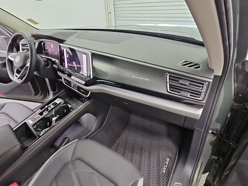 Used 2024 Volkswagen Atlas Peak Edition SEL AWD/4WD image 39