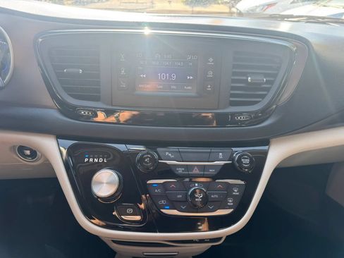 Used 2017 Chrysler Pacifica Touring-L FWD image 19