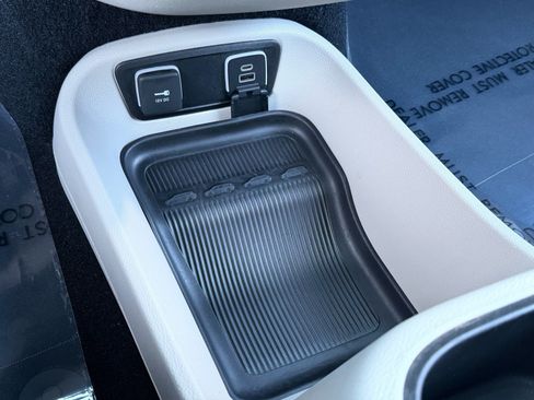 Used 2021 Chrysler Pacifica Touring-L FWD image 29