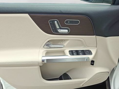 Used 2025 Mercedes-Benz GLB 250 4MATIC image 14