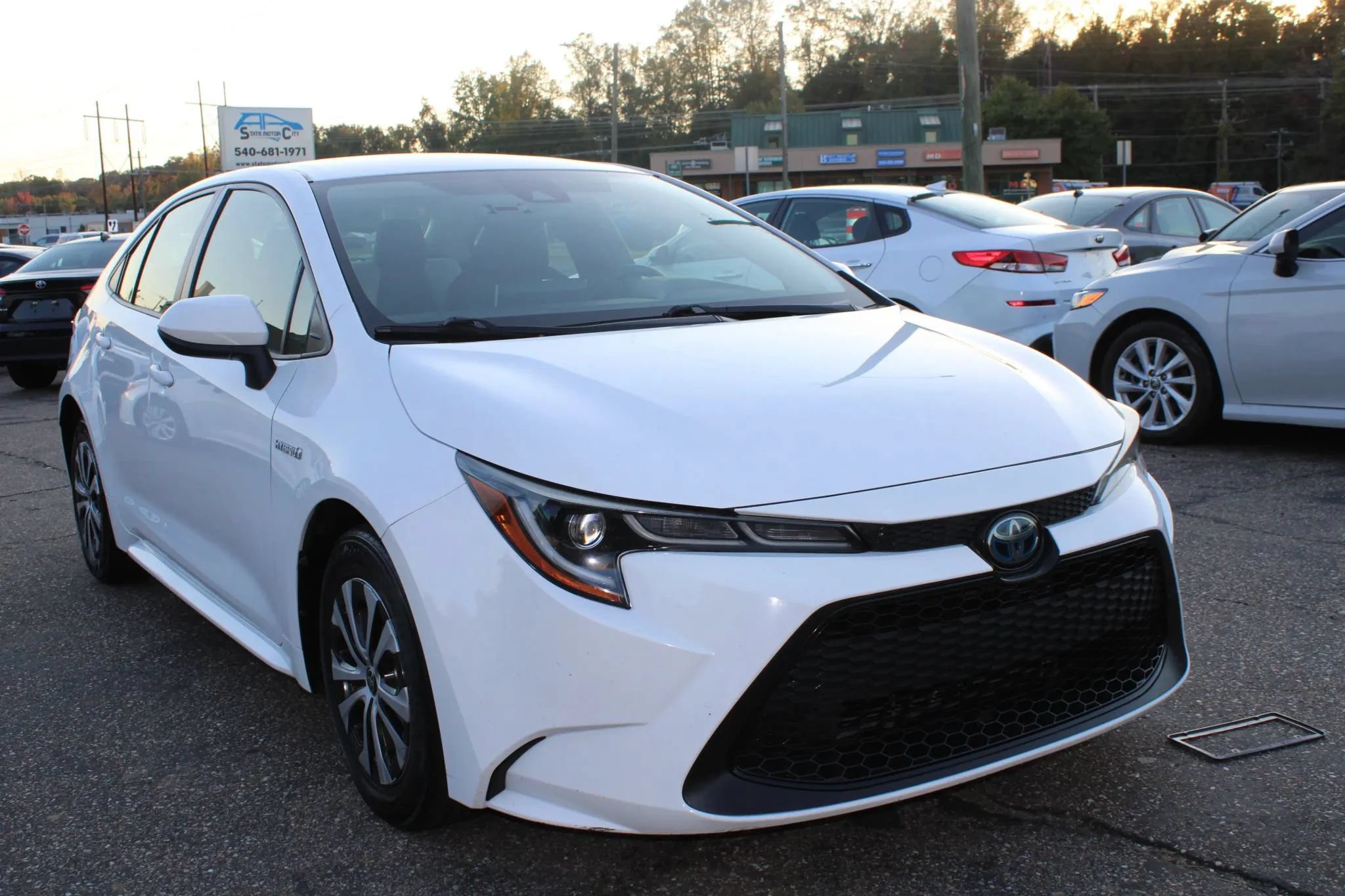 Used 2021 Toyota Corolla LE FWD image 3