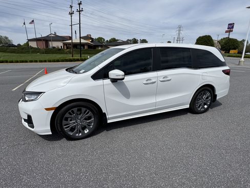 New 2026 Honda Odyssey Touring image 6