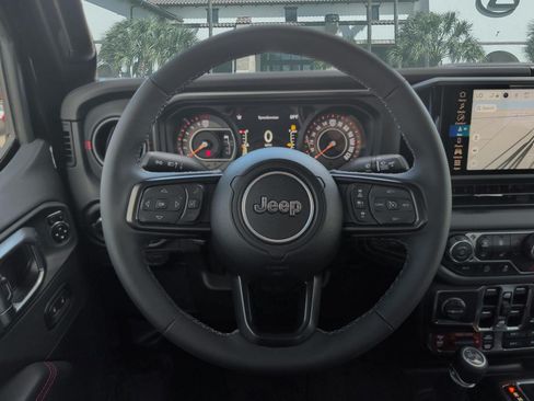 Used 2025 Jeep Gladiator Rubicon AWD/4WD image 13