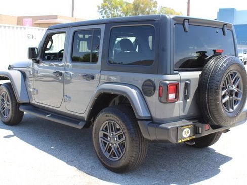 Used 2022 Jeep Wrangler Unlimited Sahara w/ Cold Weather Group AWD/4WD image 6
