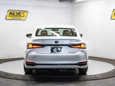 Used 2025 Lexus ES 300h w/ Premium Package FWD image 3