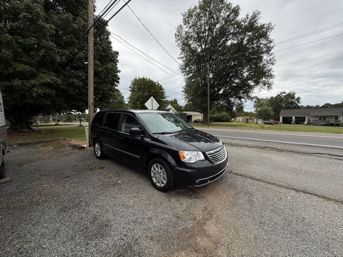 Used 2014 Chrysler Town & Country Touring image 1