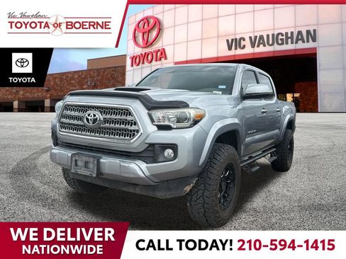 Used 2017 Toyota Tacoma TRD Sport image 1
