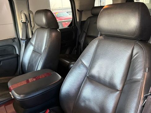 Used 2010 Cadillac Escalade Premium image 19