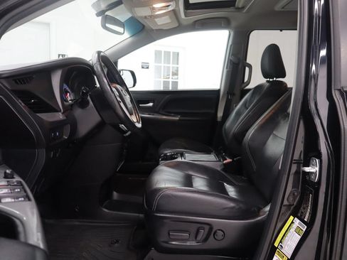 Used 2017 Toyota Sienna SE Premium FWD image 14