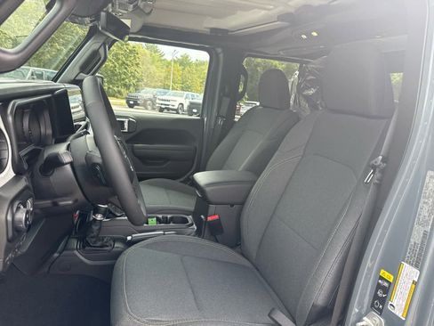 New 2025 Jeep Gladiator Sport image 10