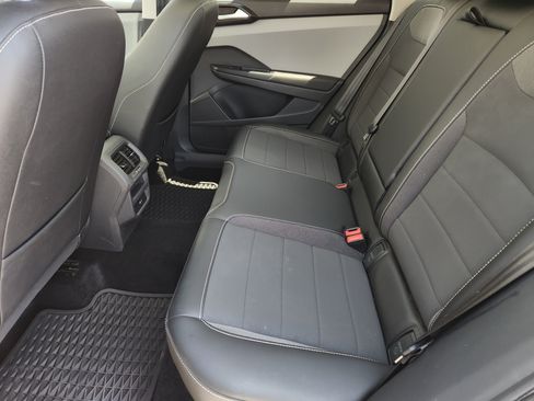 Used 2022 Volkswagen Taos SE w/ Panoramic Sunroof Package FWD image 33