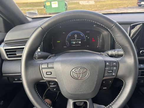 Used 2025 Toyota Camry SE image 32