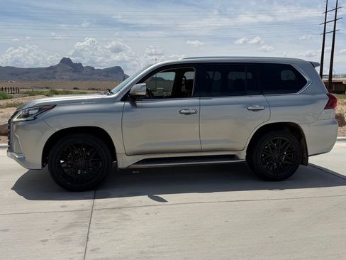 Used 2019 Lexus LX 570 4WD w/ Luxury Package image 4