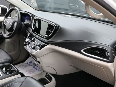 Used 2023 Chrysler Pacifica Touring-L FWD image 40