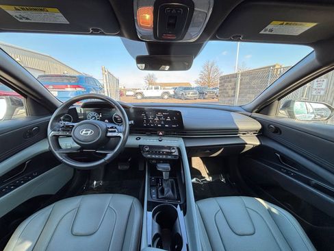 Used 2025 Hyundai Elantra Limited image 34
