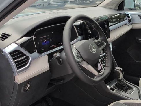 Used 2025 Volkswagen Taos SE w/ Panoramic Sunroof Package FWD image 7