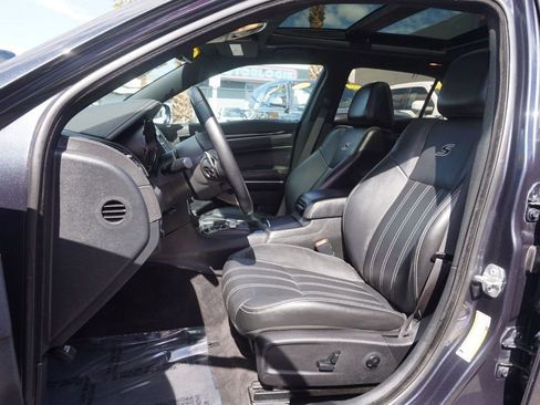 Used 2018 Chrysler 300 S w/ 300S Premium Group RWD image 16