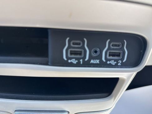 Used 2023 Chrysler Pacifica Touring-L FWD image 21