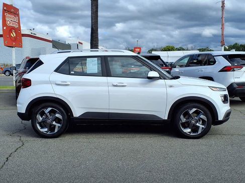 Used 2025 Hyundai Venue SEL image 3
