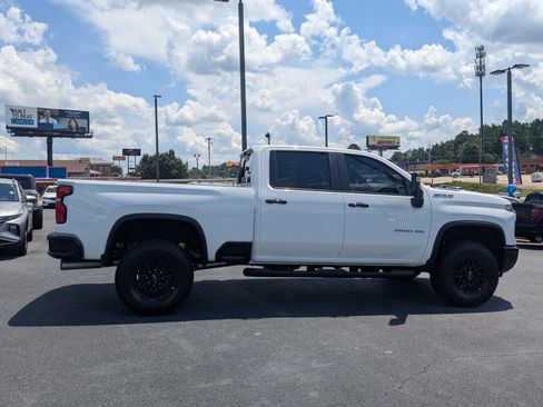 Used 2025 Chevrolet Silverado 2500 ZR2 w/ Technology Package AWD/4WD image 4